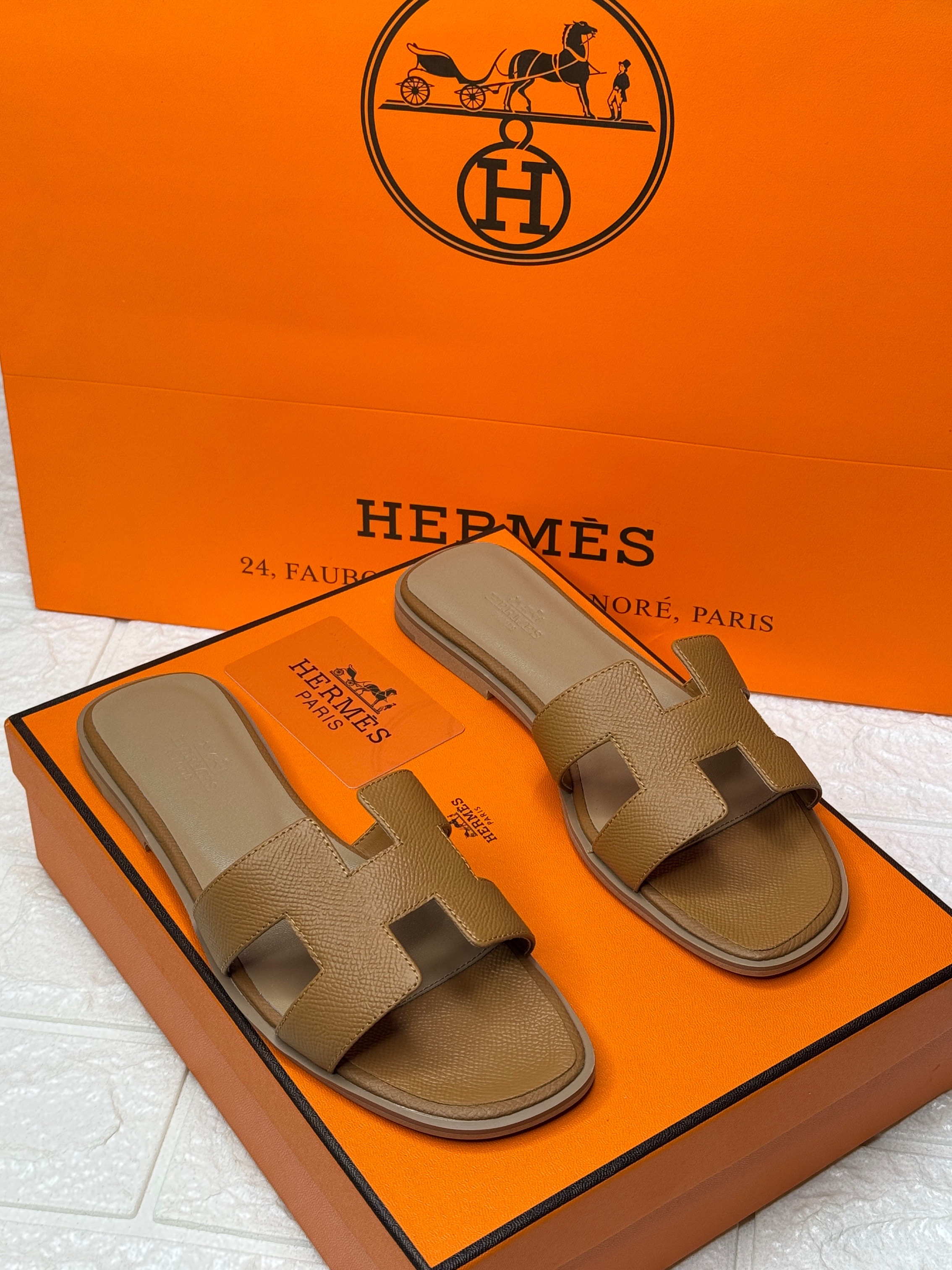 Herm?s Oran sandals in calfskin leather with the iconic "H" cut-out design. image 1