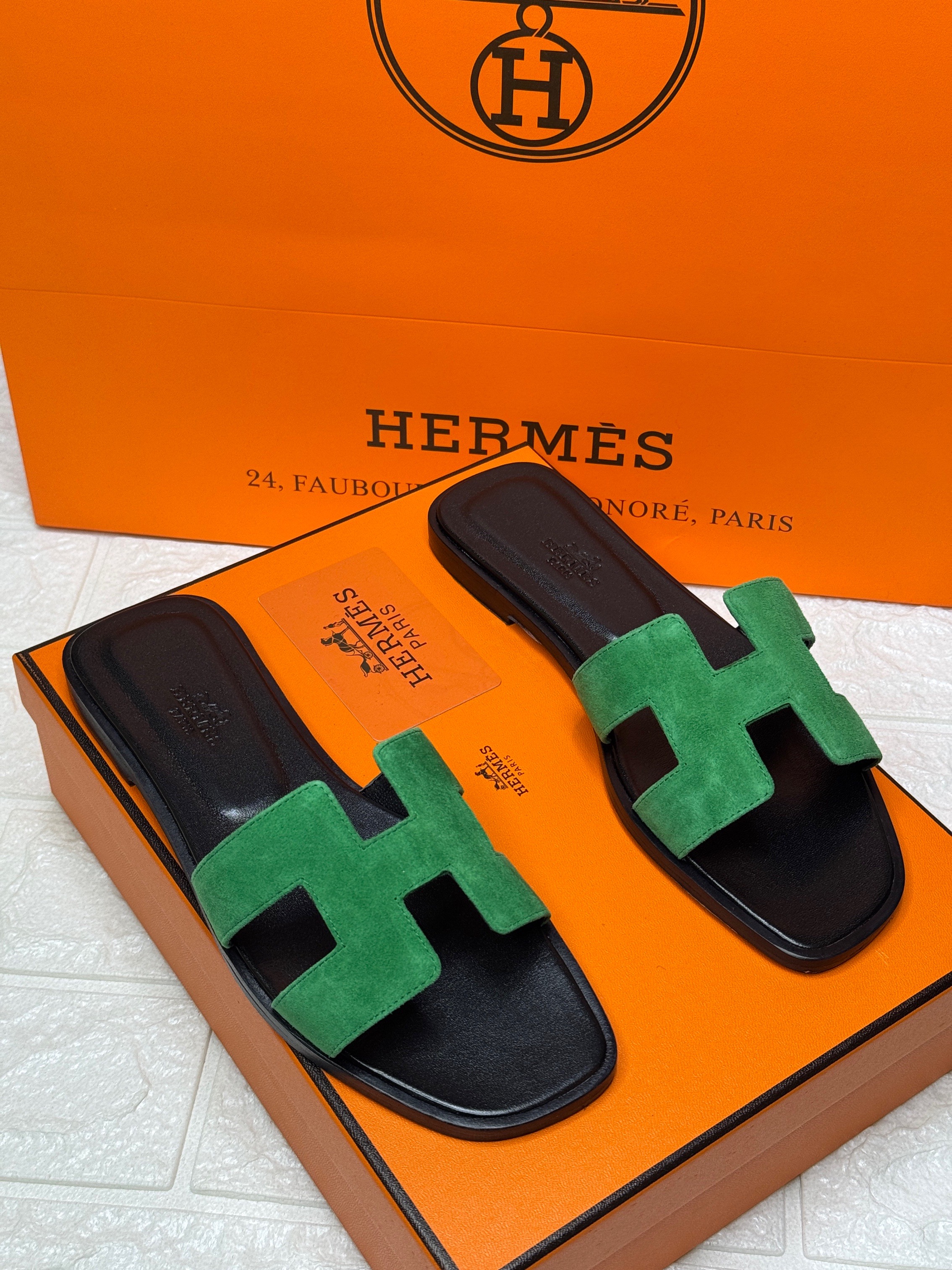 Herm?s Oran sandals in green suede goatskin and black leather. image 1