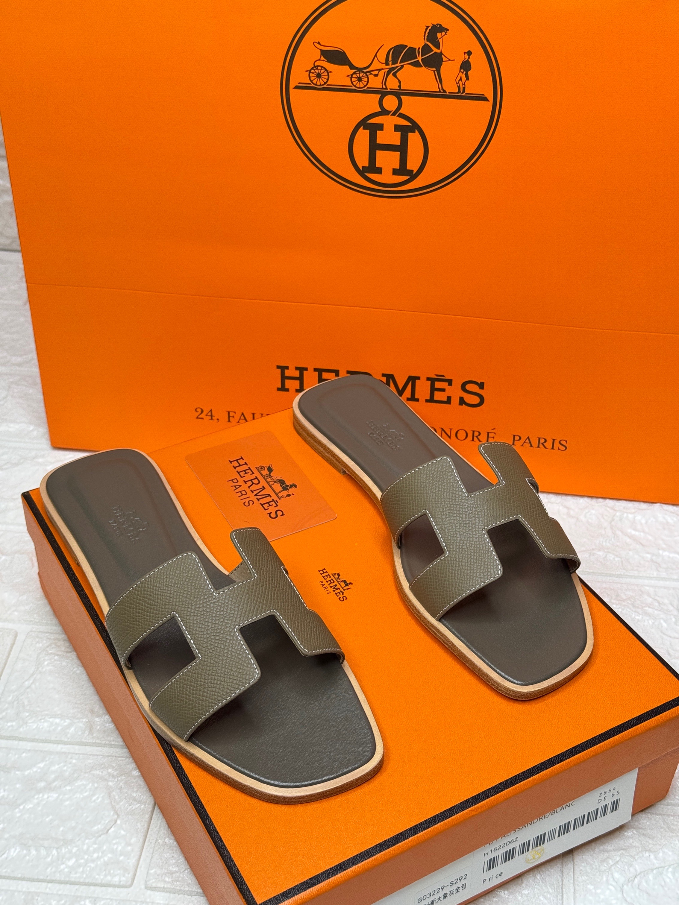 Herm?s Oran sandals in Etoupe Epsom leather. image 1