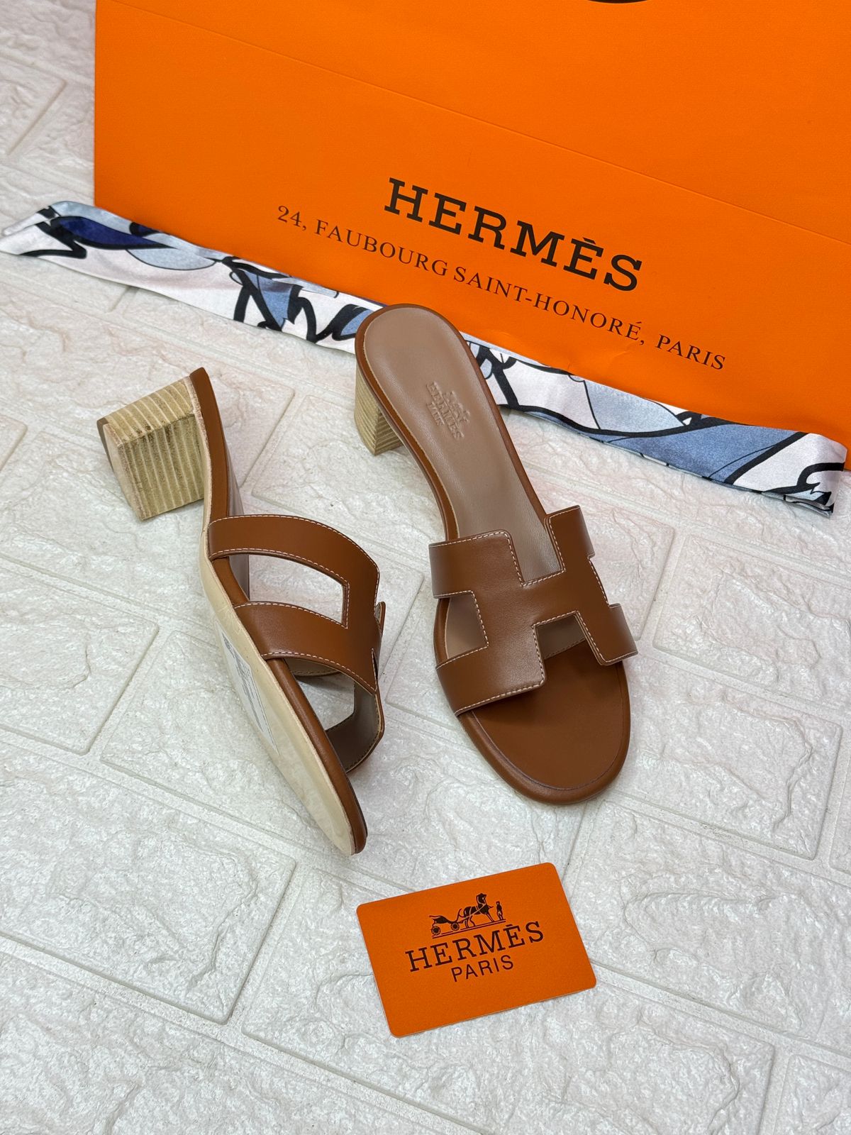 Herm?s Oasis sandals in calfskin with a block heel. image 1