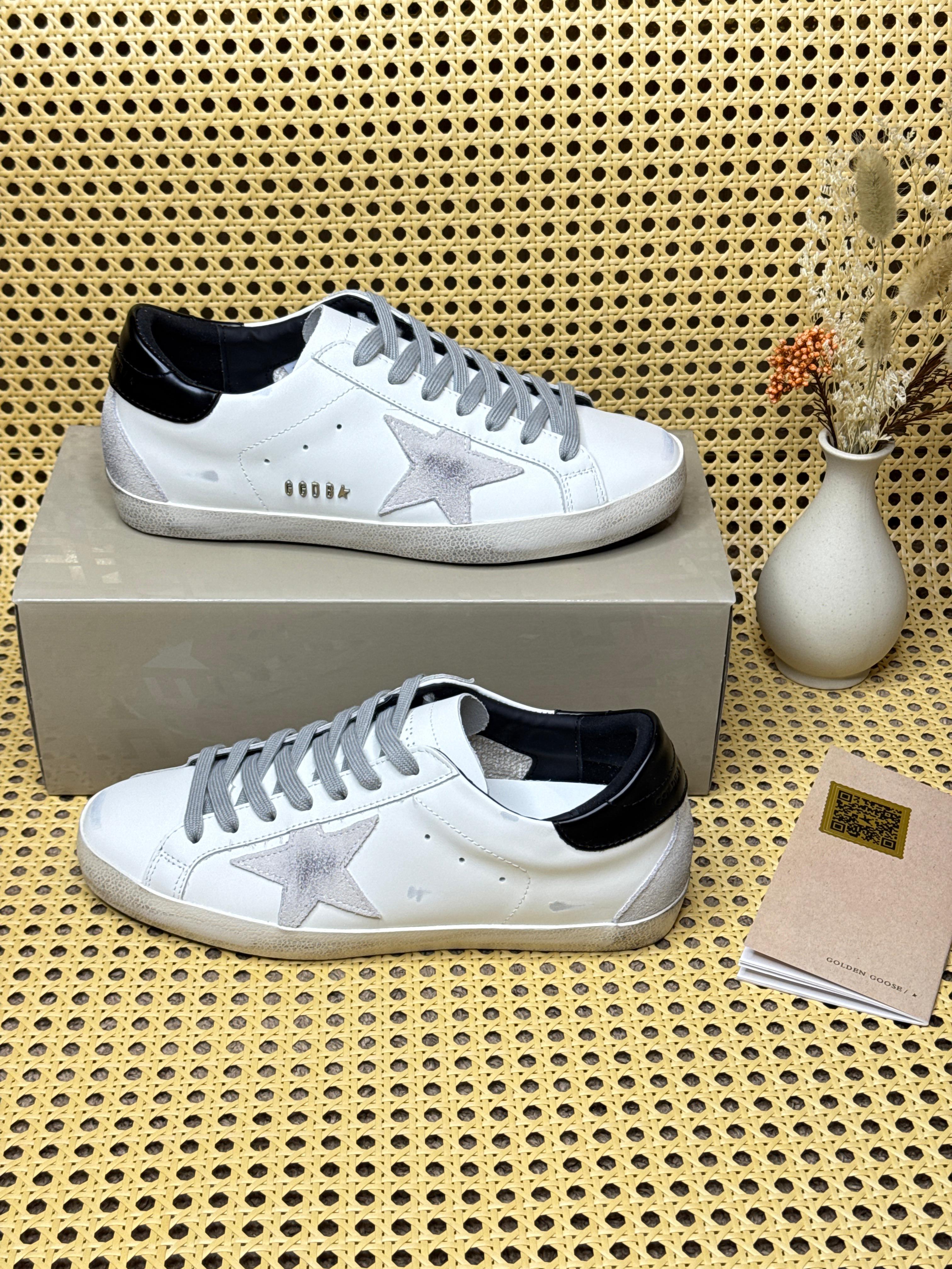 Golden Goose Super-Star Classic low-top sneakers in white leather with a suede star patch and black heel tab. image 1