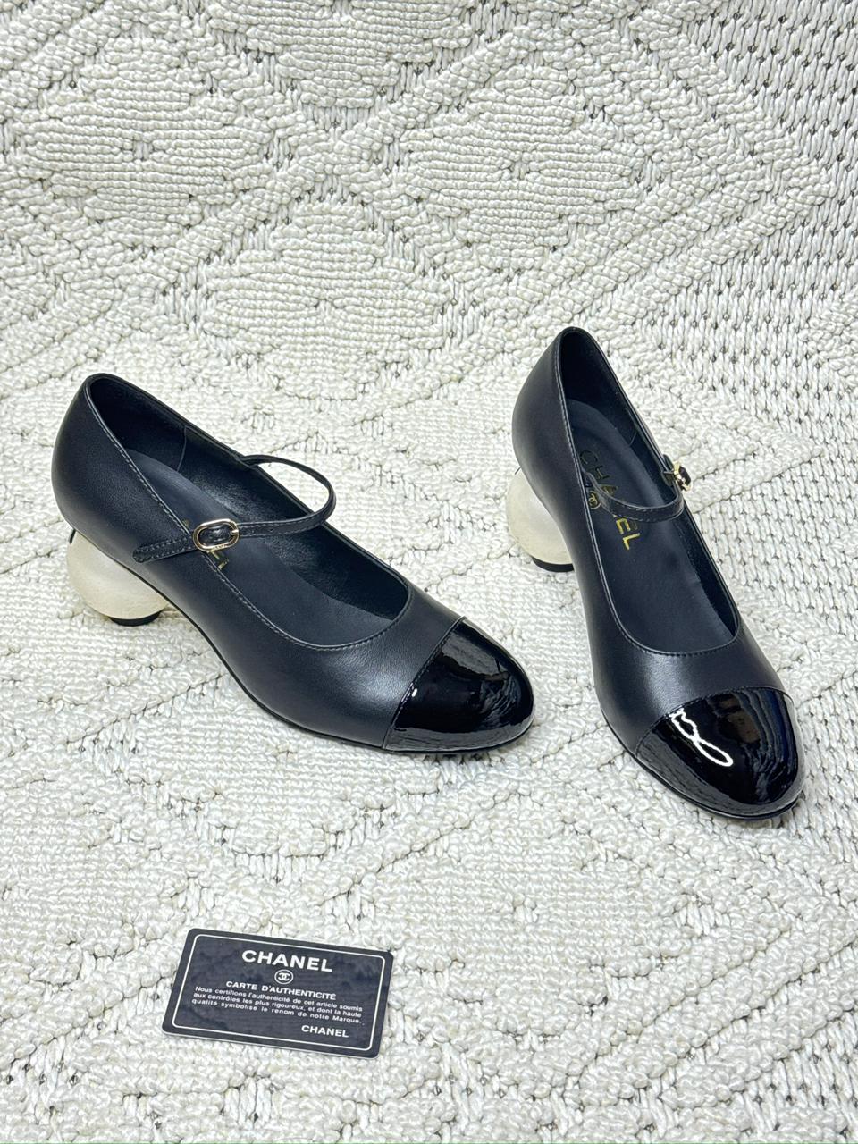 Chanel Mary Jane shoes in black lambskin and patent calfskin with an imitation pearl heel. image 1